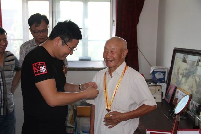 乾港愛心團(tuán)看望老兵